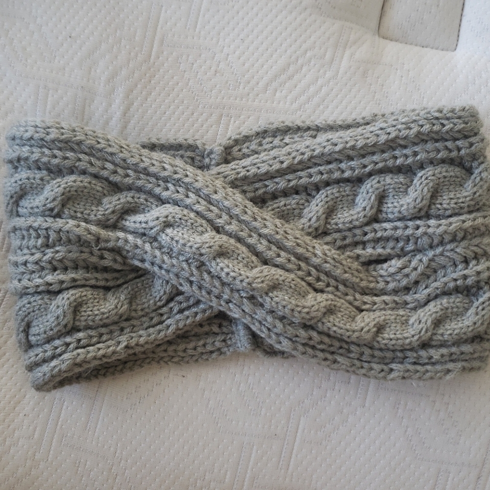 Criss cross winter head warm
